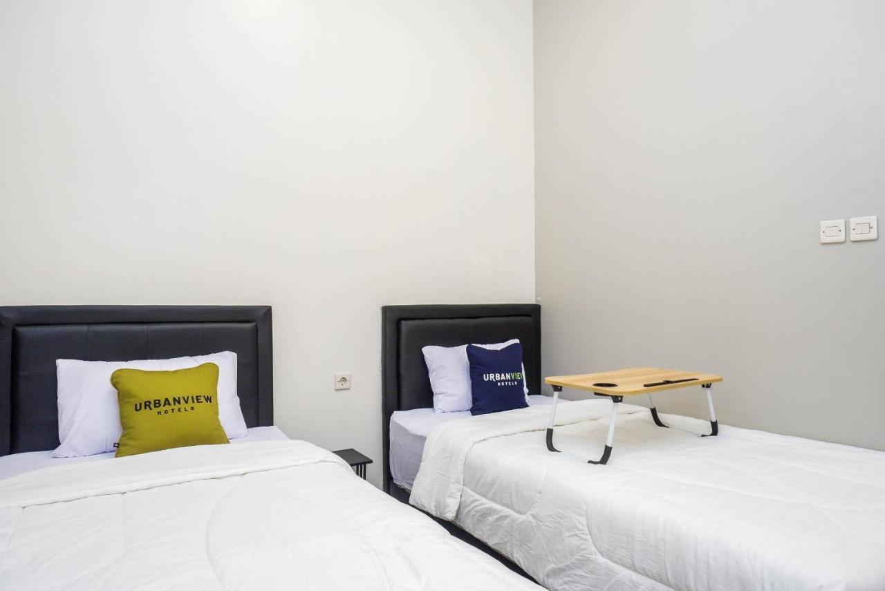 Urbanview Hotel Syariah John Sweet Home By Reddoorz Tegal  Exterior photo