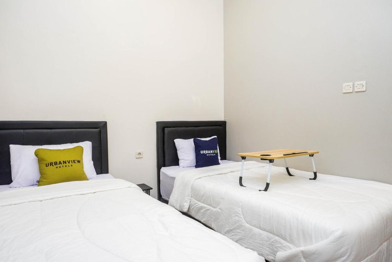 Urbanview Hotel Syariah John Sweet Home By Reddoorz Tegal  Exterior photo