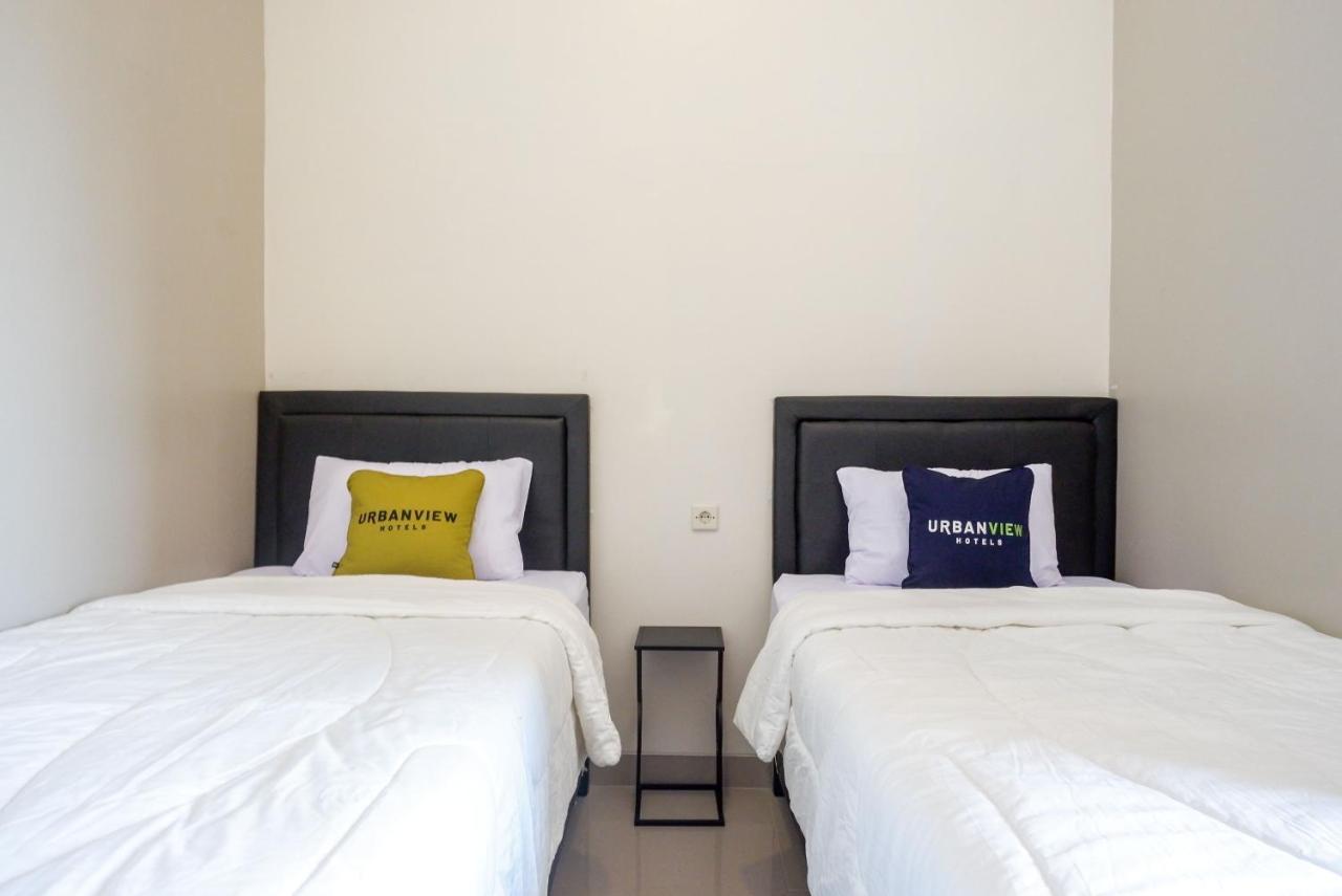 Urbanview Hotel Syariah John Sweet Home By Reddoorz Tegal  Exterior photo