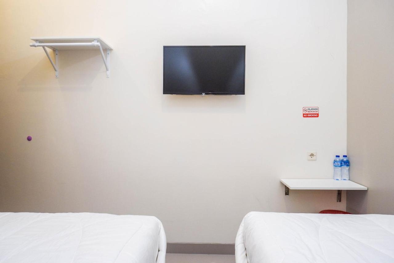 Urbanview Hotel Syariah John Sweet Home By Reddoorz Tegal  Exterior photo