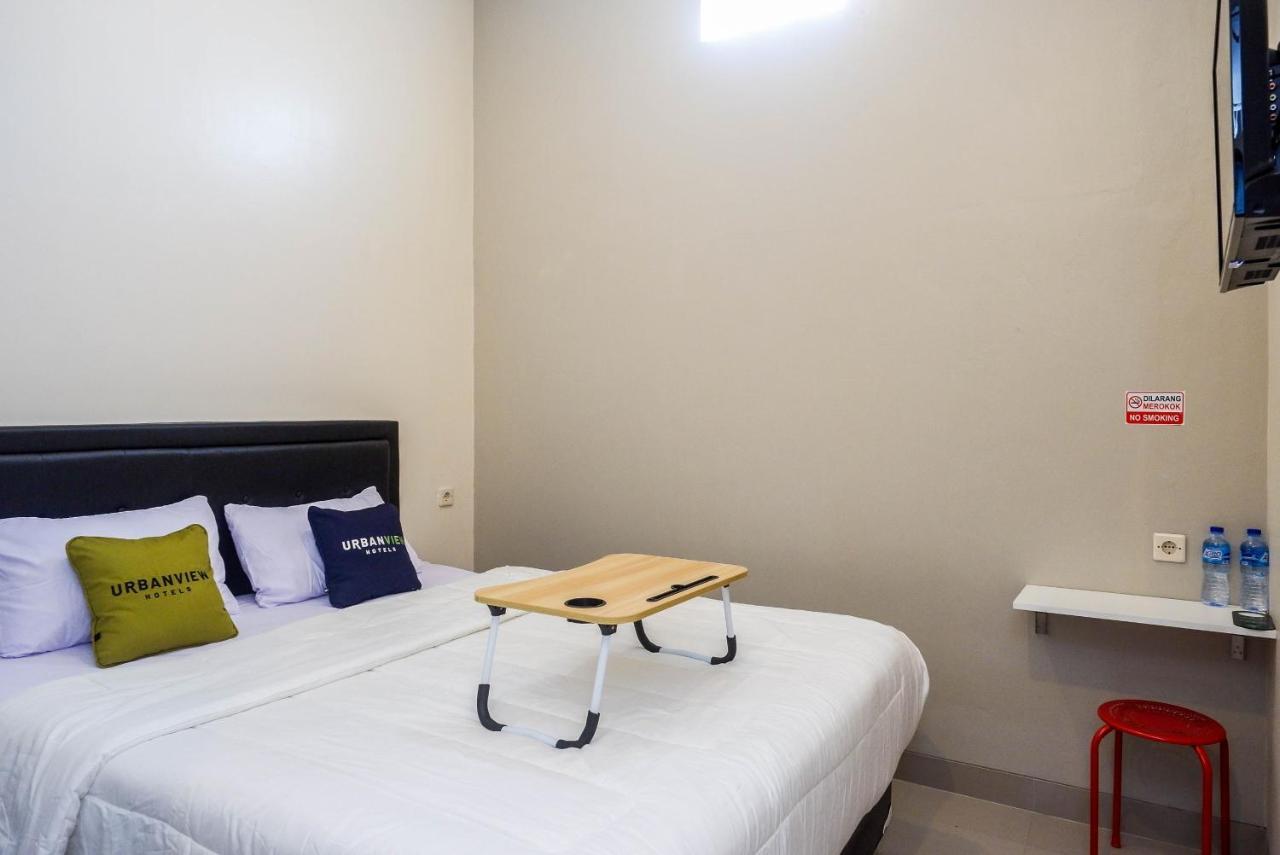 Urbanview Hotel Syariah John Sweet Home By Reddoorz Tegal  Exterior photo