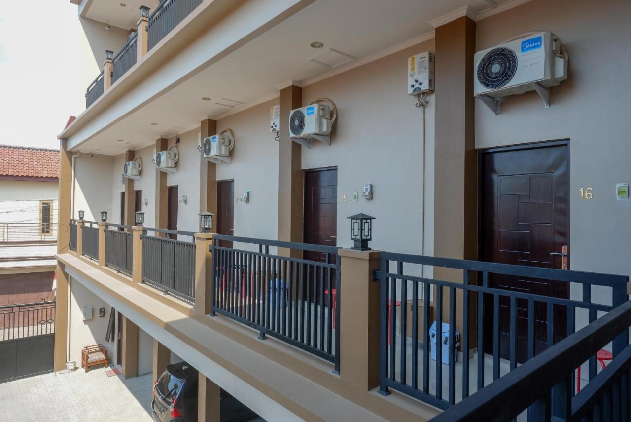 Urbanview Hotel Syariah John Sweet Home By Reddoorz Tegal  Exterior photo
