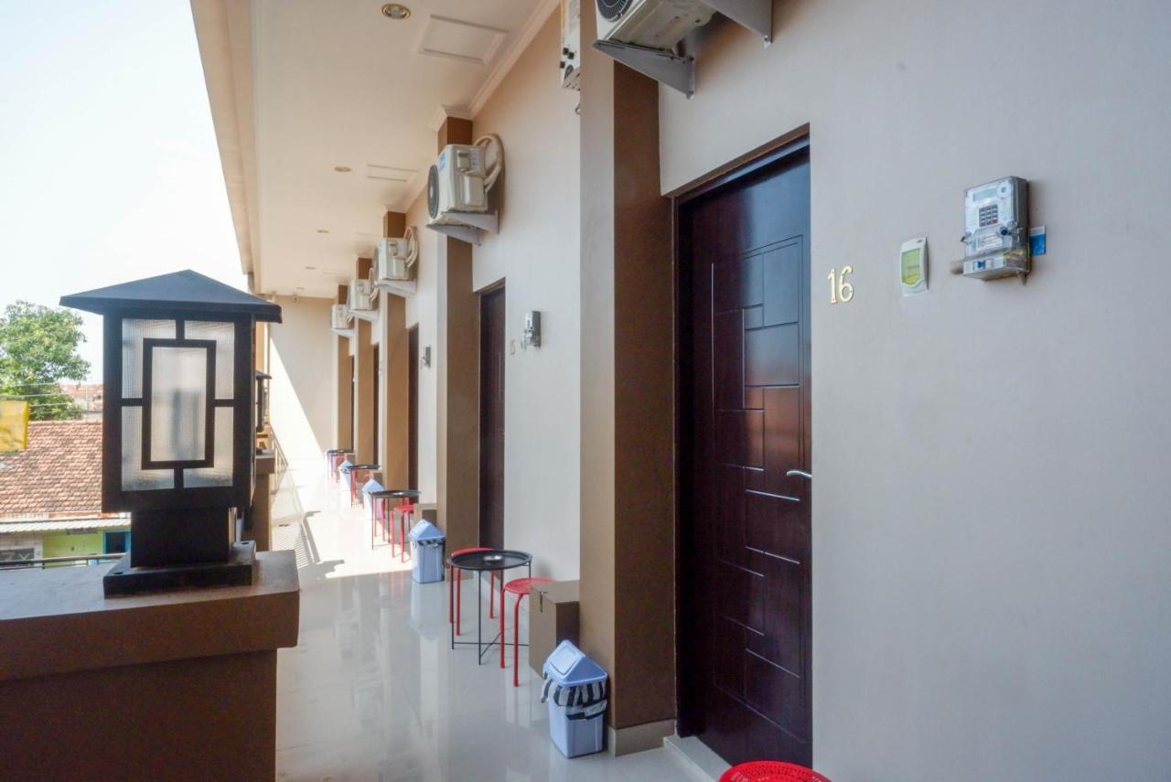 Urbanview Hotel Syariah John Sweet Home By Reddoorz Tegal  Exterior photo