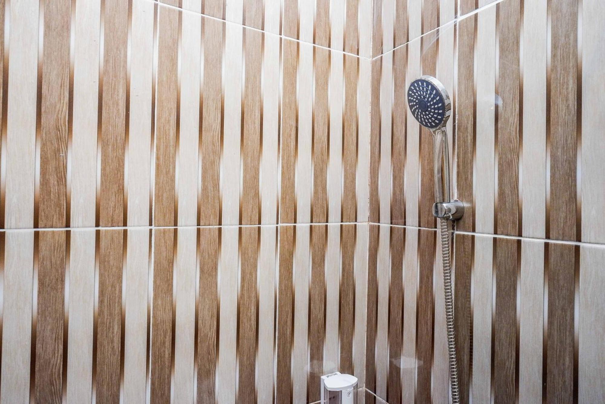 Urbanview Hotel Syariah John Sweet Home By Reddoorz Tegal  Room photo